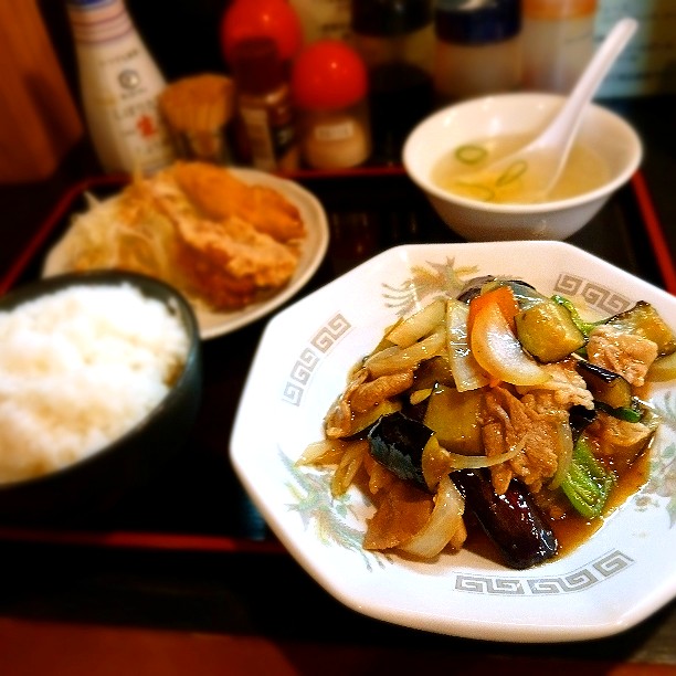 3jerry's tweet photo. 890円(税込)とは思えない高クオリティーなランチ♪チャイナ
内容は、
　豚と茄子の炒め物
　鶏のから揚げ
　揚げシューマイ
　玉子スープ
　ごはん
です。
美味しくいただきました。

#日替りランチ 
#日替り定食 
#中華料理 
#中華 https://t.co/1UWELSZ891