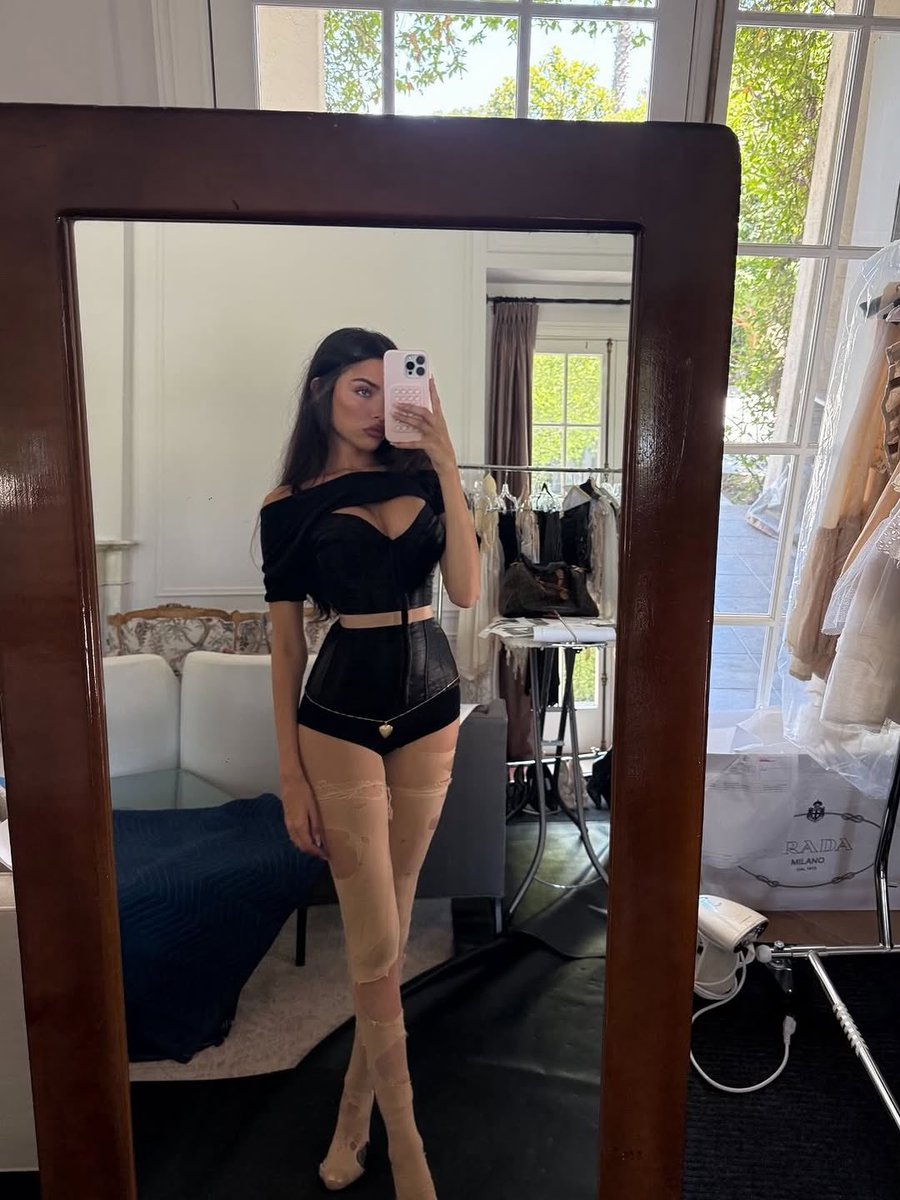 pop vibes tweet media