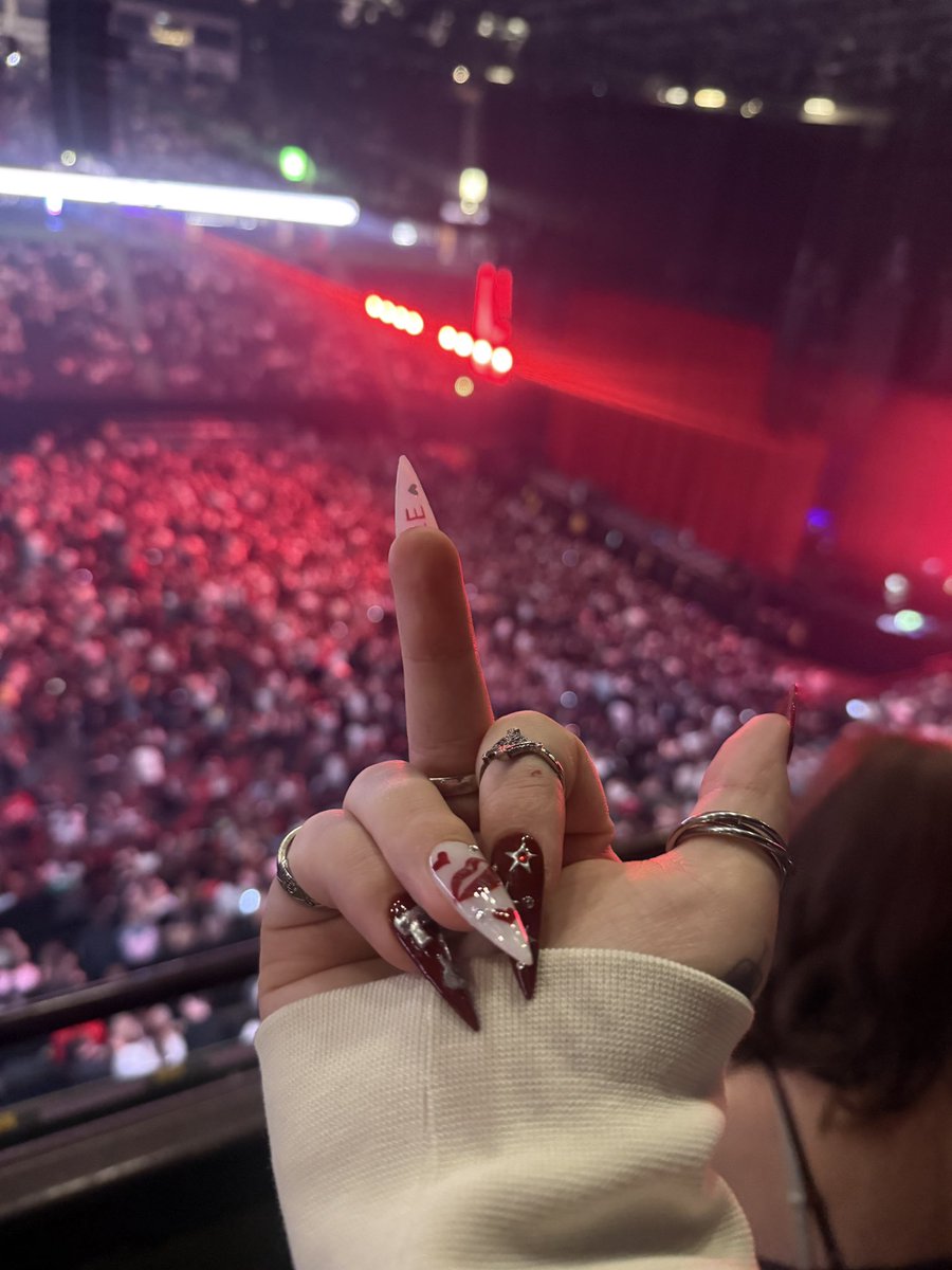 Holly ★ tweet media