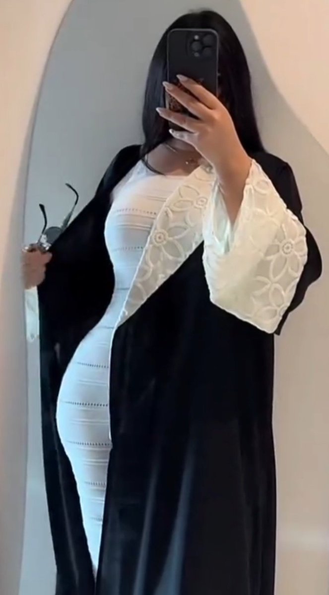 الخد براق صيفٍ لاحت ابروقه
والعنق عنق المها فالمرتع الزيني

اللي كما بطنه هيم الجيش سمحوقه
وكن القمر يانمر بين النهيديني

والردف شط الردوم اللي مع الروقه
ترعى الحيا في طرف سفْوه زمانيني