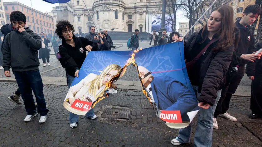 FaniSimonu34434's tweet photo. Buona notte,
EREDI delle #BR anni '70⤵️ VOTANO #NO. Io,insieme a MILIONI di PERSONE ONESTE, che NON attaccano le #FFOO e NON bruciano le foto di #Meloni e #Nordio, votiamo #SÌ. Differenza di FORMA e, soprattutto, di SOSTANZA. ALLORA iniziò con le #proteste violente...poi ?#MORO ! https://t.co/a6wD6Nkt1P