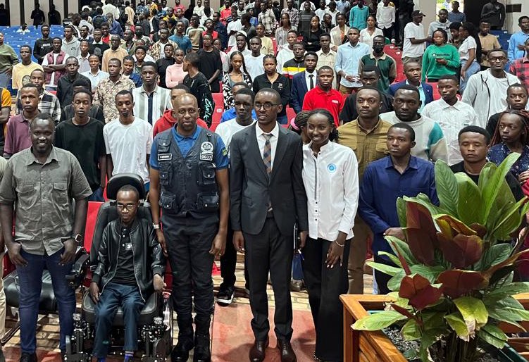 🚨As it was scheduled, Dr Murangira B. Thierry the spokesperson of <a href="/RIB_Rw/">Rwanda Investigation Bureau</a>  has welcomed at <a href="/UR_Huye/">UR_Huye campus</a> to remind the students on the so-called <a href="/Cybercrimes/">Samuel Anderson</a> with comprehensive explanations to the crimes relating to <a href="/Cybercrimes/">Samuel Anderson</a> to discourage those who want to invest in them

<a href="/RIB_Rw/">Rwanda Investigation Bureau</a>