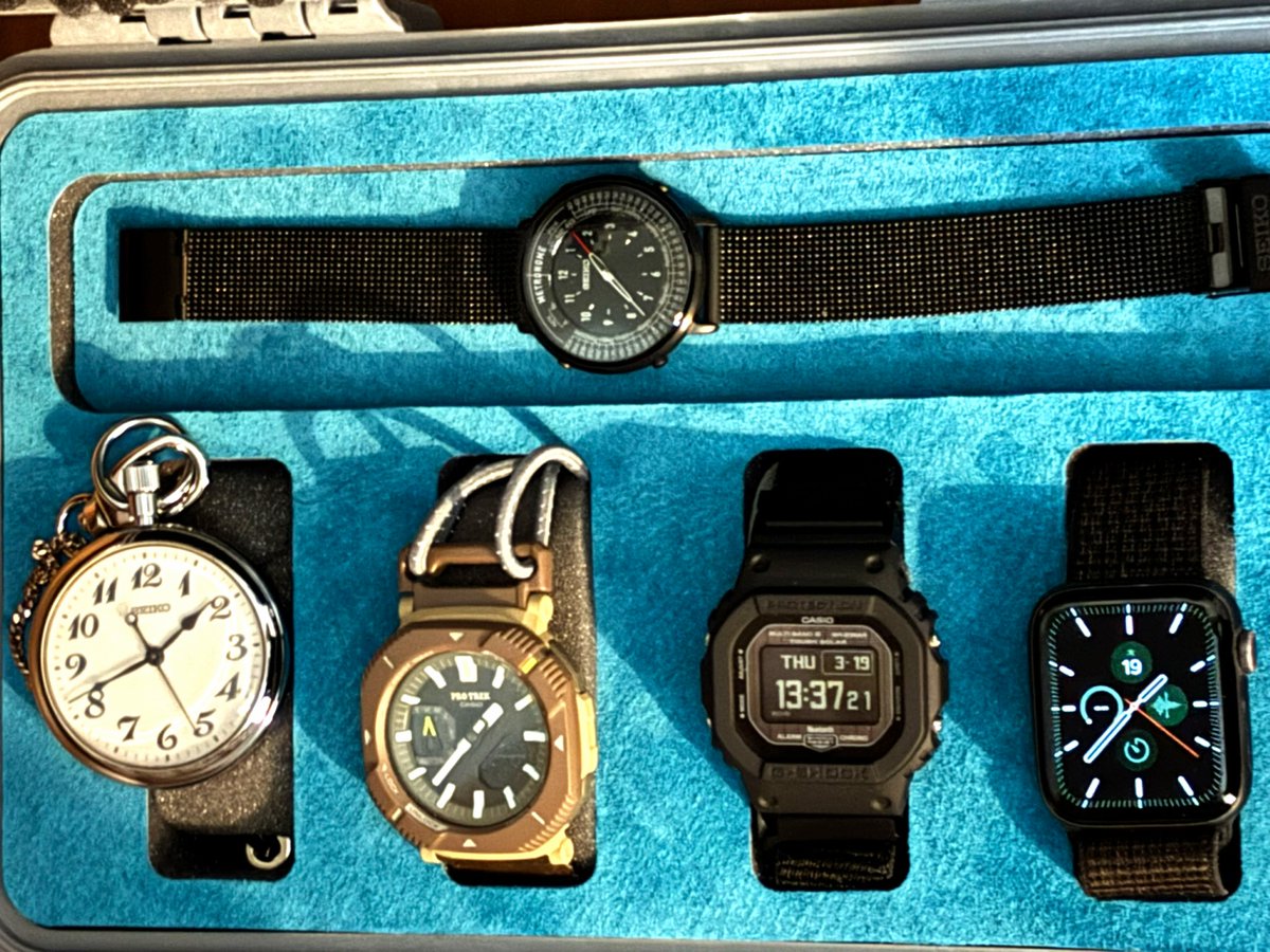 sa10818's tweet photo. 素敵なペリカンケースで困惑している、あまり出番のない時計達。
CASIO PRO TREK(ゴムバンド)
激軽。ゴム紐で圧迫なし。入院用。怪我時も。10気圧。
セイコー メトロノームウオッチ
本物を使うのでこれを使ったことがない。日常生活用防水。
セイコー SVBR003? 鉄道時計
懐中時計。非防水。 https://t.co/hRWShNBcrO