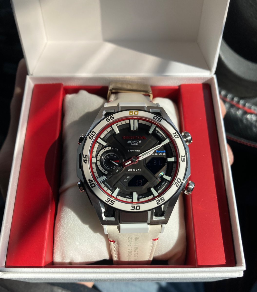 toshi_s6z_typeR's tweet image. 注文してた時計ようやく入荷したので受け取ってきました💡
本当にラス1だったらしい、、、
カッコイイ！😆

#EDIFICE
#CASIO
#ecb-2300hr-1ajr