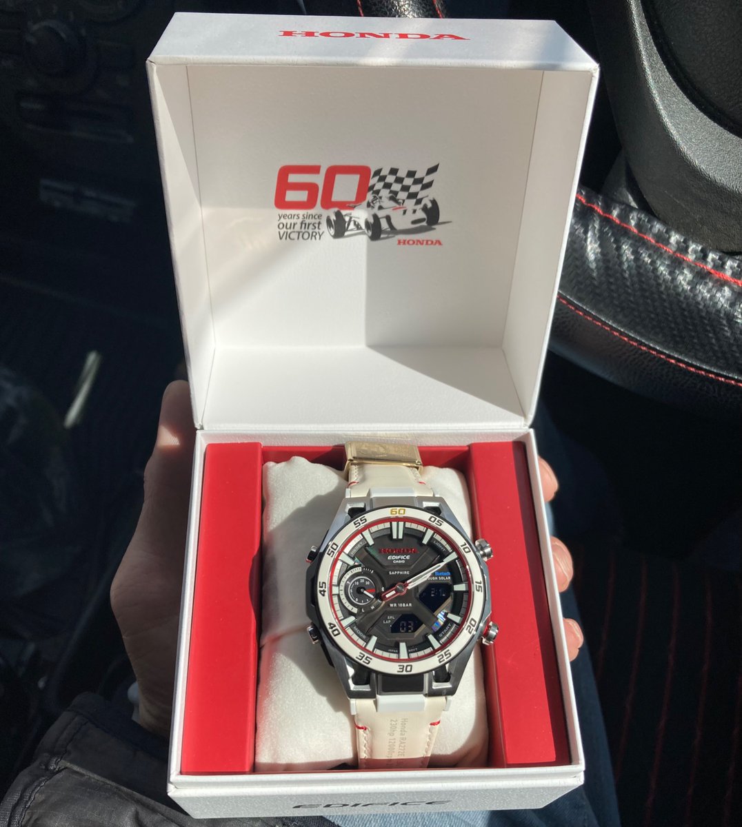 toshi_s6z_typeR's tweet image. 注文してた時計ようやく入荷したので受け取ってきました💡
本当にラス1だったらしい、、、
カッコイイ！😆

#EDIFICE
#CASIO
#ecb-2300hr-1ajr