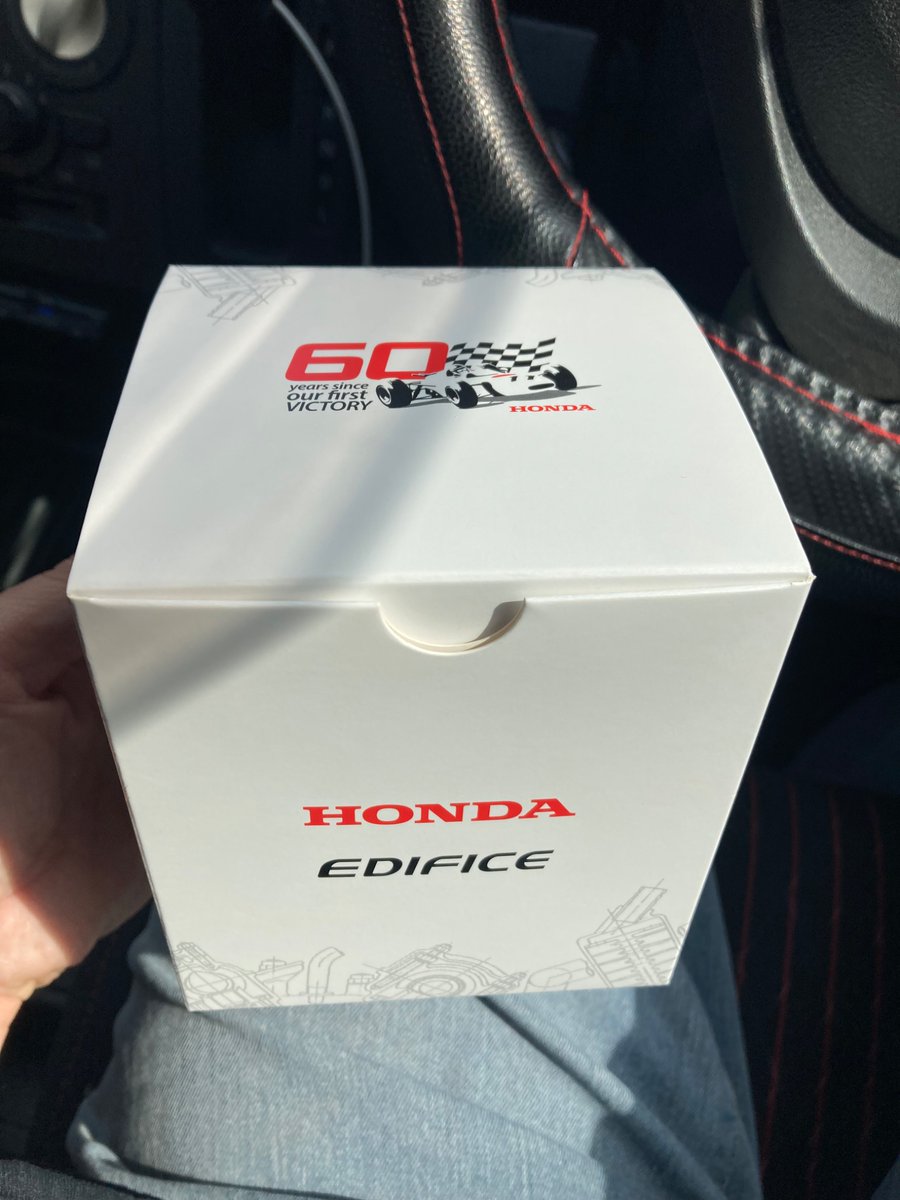 toshi_s6z_typeR's tweet image. 注文してた時計ようやく入荷したので受け取ってきました💡
本当にラス1だったらしい、、、
カッコイイ！😆

#EDIFICE
#CASIO
#ecb-2300hr-1ajr