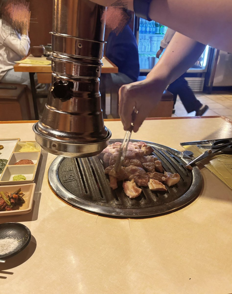 utamaru__n's tweet photo. 私もひとりで行ってきた(^-^)V
1時間待つけどラストオーダー22:20だから案外並べば食べれる♩ https://t.co/Fc51sLPRnA