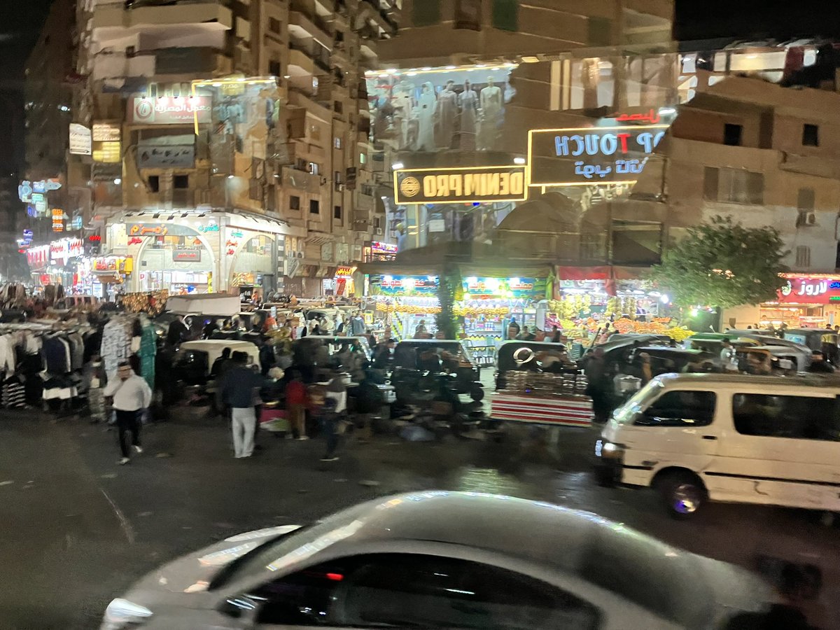 manrei6's tweet photo. 2月に行ったエジプト🇪🇬

カイロ　夜の繁華街🌇車線がない、信号もなさそう🚥車をすり抜けなければ一生渡れない💦

カオスだけど、おもしろかった🎵

#過去旅 https://t.co/iI19K33eHs