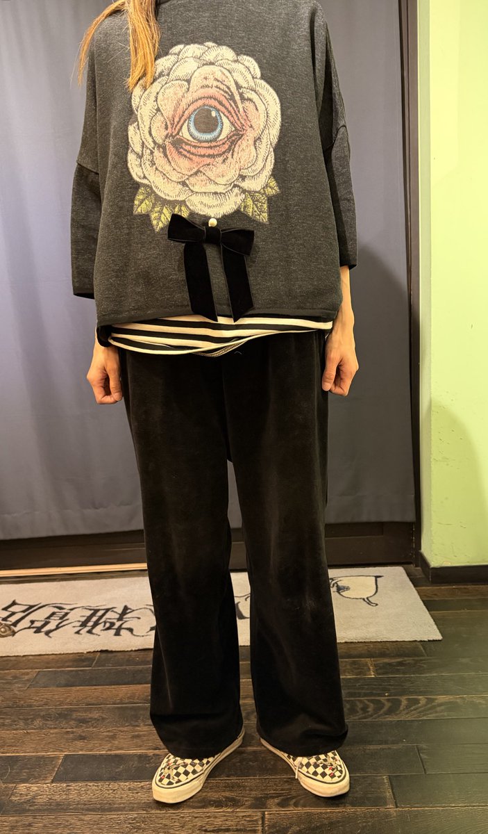 着用画像です。 後ろ前どちらでも着れます。 おリボンは取り外し可能で
