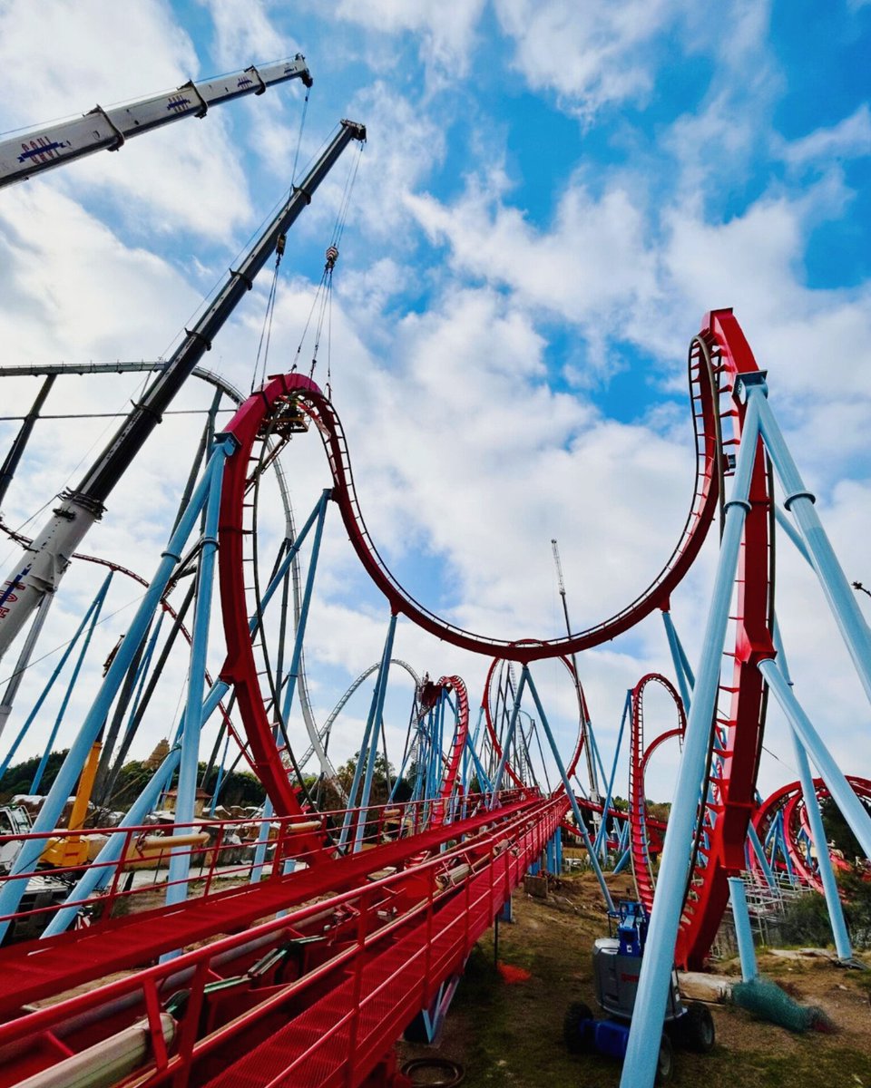 EIPYC's tweet photo. 🎢 Dragon Khan completó su retrack parcial.

El 18 de marzo se colocó la última pieza del icónico elemento Cobra Roll, marcando el cierre de esta etapa clave de renovación.

Ahora comienza la fase final, con el objetivo de que la montaña rusa vuelva a operar para Semana Santa. https://t.co/pn3N3oasvx