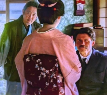i8_xun's tweet photo. この時代の着方なのだろうけど、おトキの半襟がふんわりしているのがとてもいい。2つ折りを平らにぺたっとさせず、ふわっと柔らかく折ってある。衿後ろも現代では半襟を着物より少し控えるけど、余り気にせず何ならちょっと白衿が見えちゃっているところも堅苦しくなくて好き。
#ばけばけ #着物好き https://t.co/YjnnldDi28