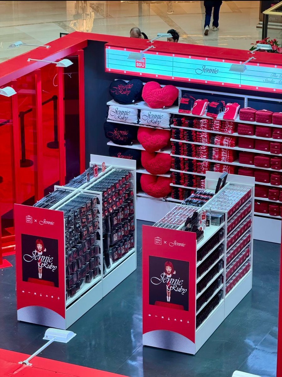 randomtots5089's tweet photo. JENNIE X MINISO MERCH POP UP

ANG LAKI NG JN31 PLUSH DOLL?? 😭😭 https://t.co/VRcGtsnxqZ