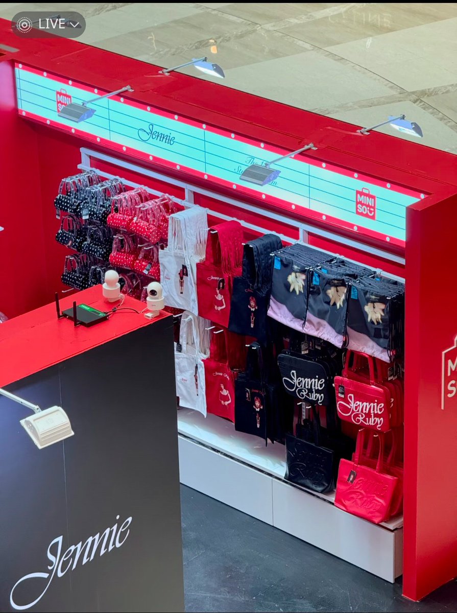 randomtots5089's tweet photo. JENNIE X MINISO MERCH POP UP

ANG LAKI NG JN31 PLUSH DOLL?? 😭😭 https://t.co/VRcGtsnxqZ