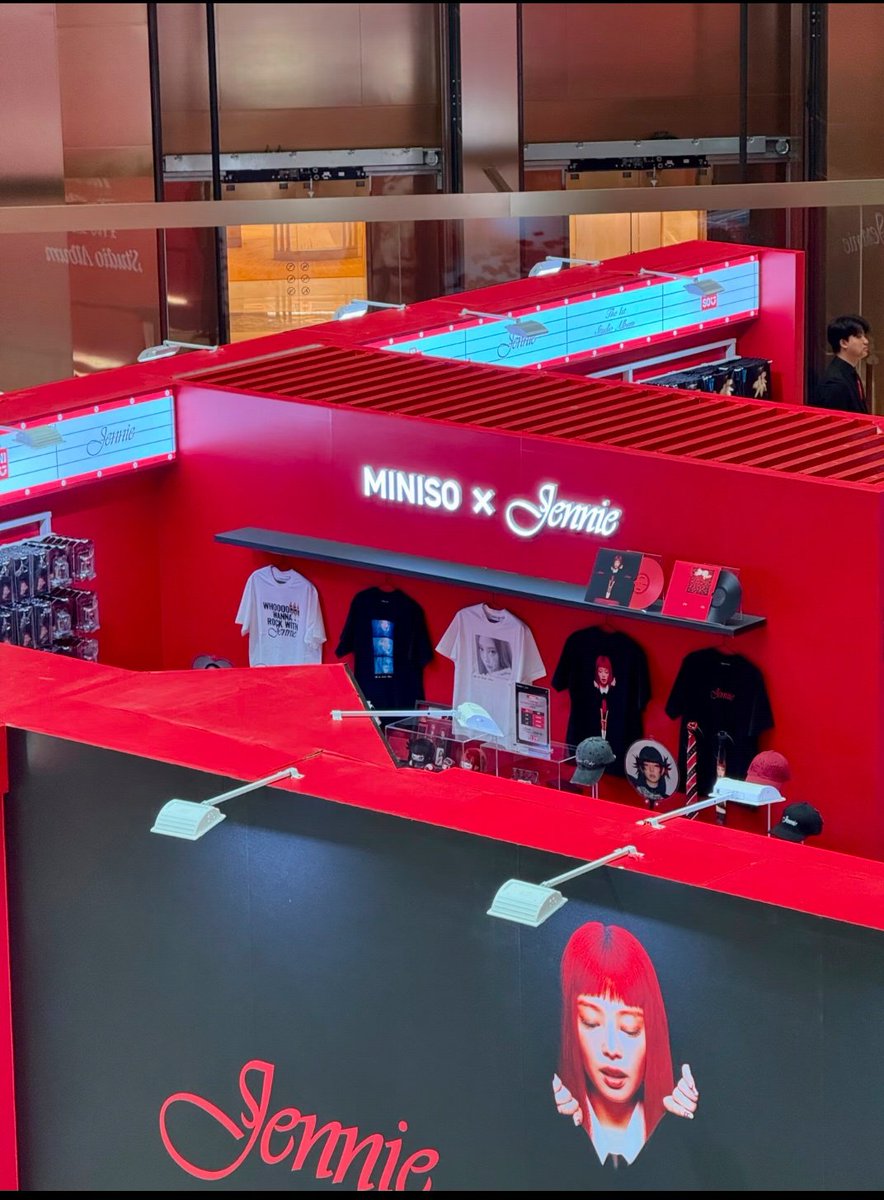 randomtots5089's tweet photo. JENNIE X MINISO MERCH POP UP

ANG LAKI NG JN31 PLUSH DOLL?? 😭😭 https://t.co/VRcGtsnxqZ