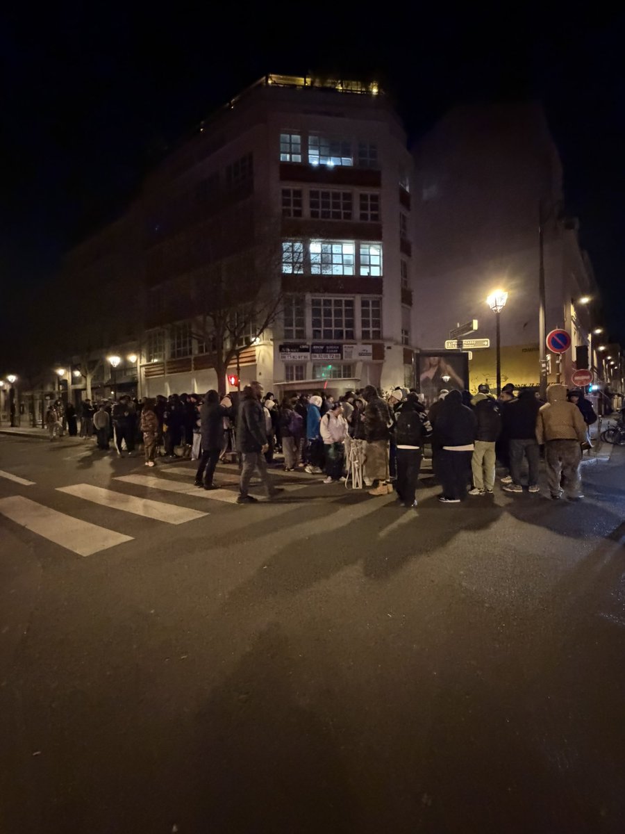 dropsdotgg's tweet photo. Supreme Paris, 5am https://t.co/xlfO2CBoNl