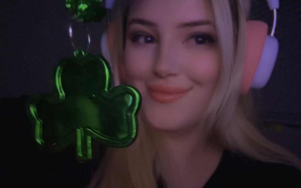 emmytea3's tweet photo. Happy late St. Patrick’s Day! 🍀🍻
#yourluckycharm #stpattysday #selfie #blonde #gamergirl #egirl #stpatricksday https://t.co/tpbKP15saJ