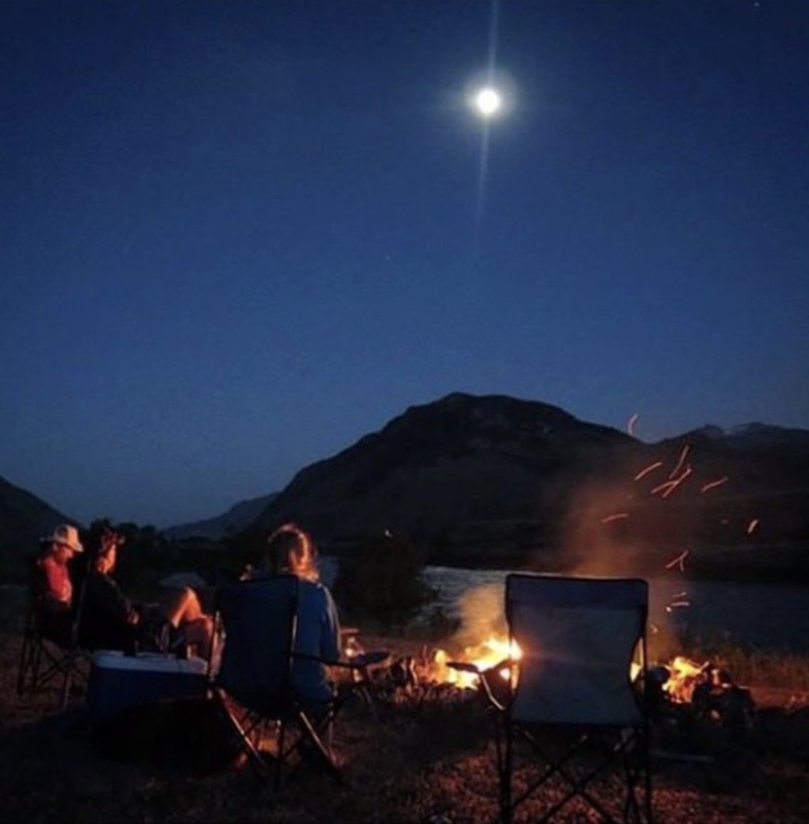 JMatthews_Wild's tweet image. Enjoying a Campfire and the night sky with friends alongside the Yellowstone River
#montana
#camp 
#campfire 
#riverside
#SUMMERCATION