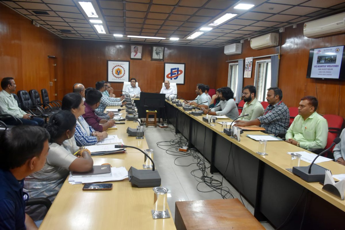 PRO_OFJabalpur's tweet photo. Shri Rajeev Kalra, Director/Finance, YIL Hqrs visited O.F. Jabalpur on 18.03.2026. During the visit, he visited production processes. He interacted with the officers and employees of the factory on various production and financial aspects.
@DefProdnIndia 
@YantraIndiaLtd https://t.co/HnMaSj8cvY