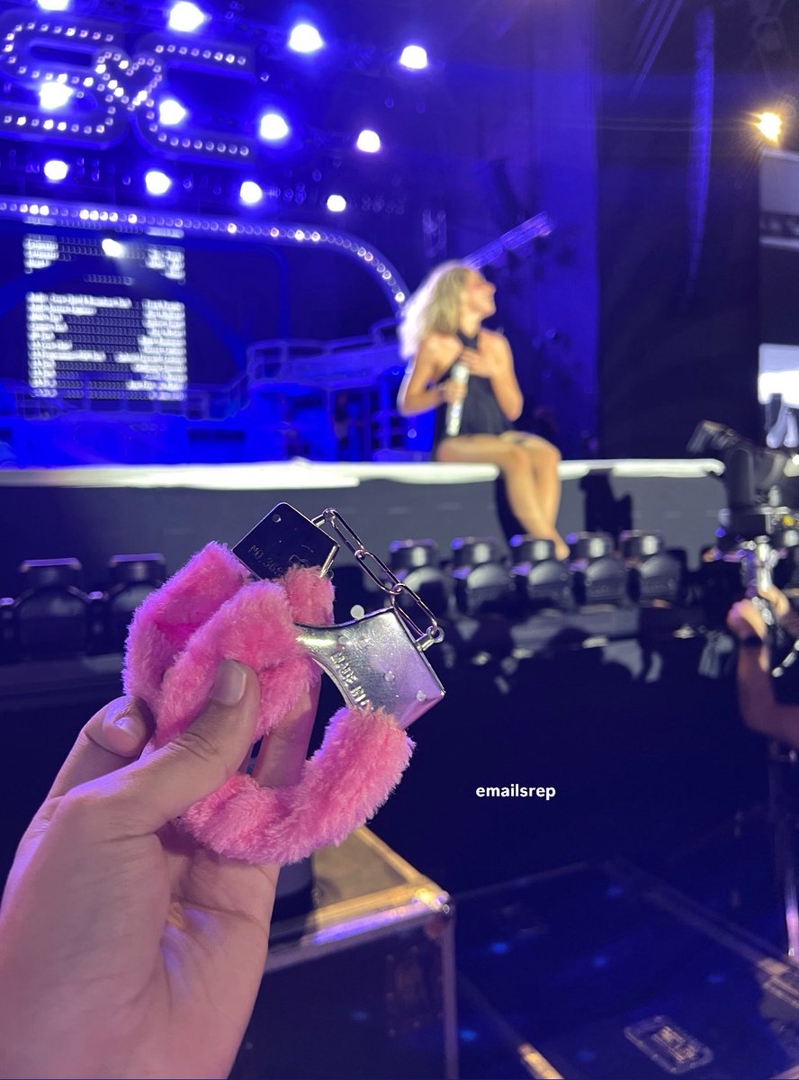 mau 𑣿 met sabrina! tweet media