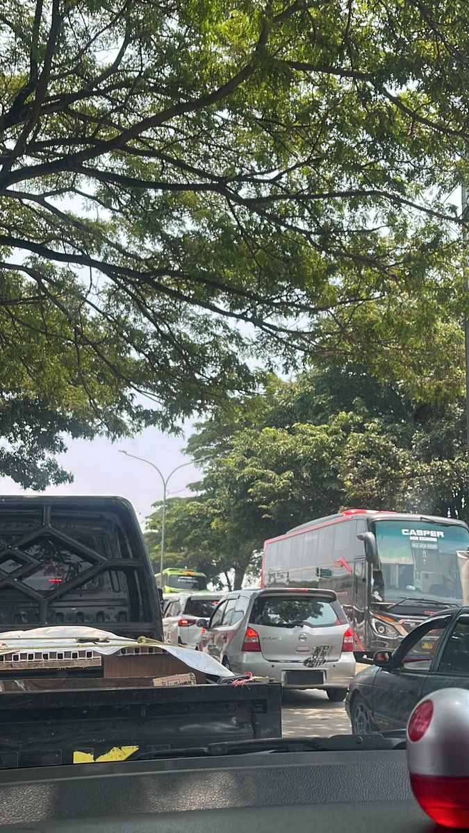 ddeewwie's tweet photo. Ini jalur biasa semua dialihkan diputerin semua jadi stuck, puteran ditutup gimana ini @RadioElshinta @NTMCLantasPolri cape bgt muter2 karawang mau masuk tol gabisa2 https://t.co/3YSmKwQfel