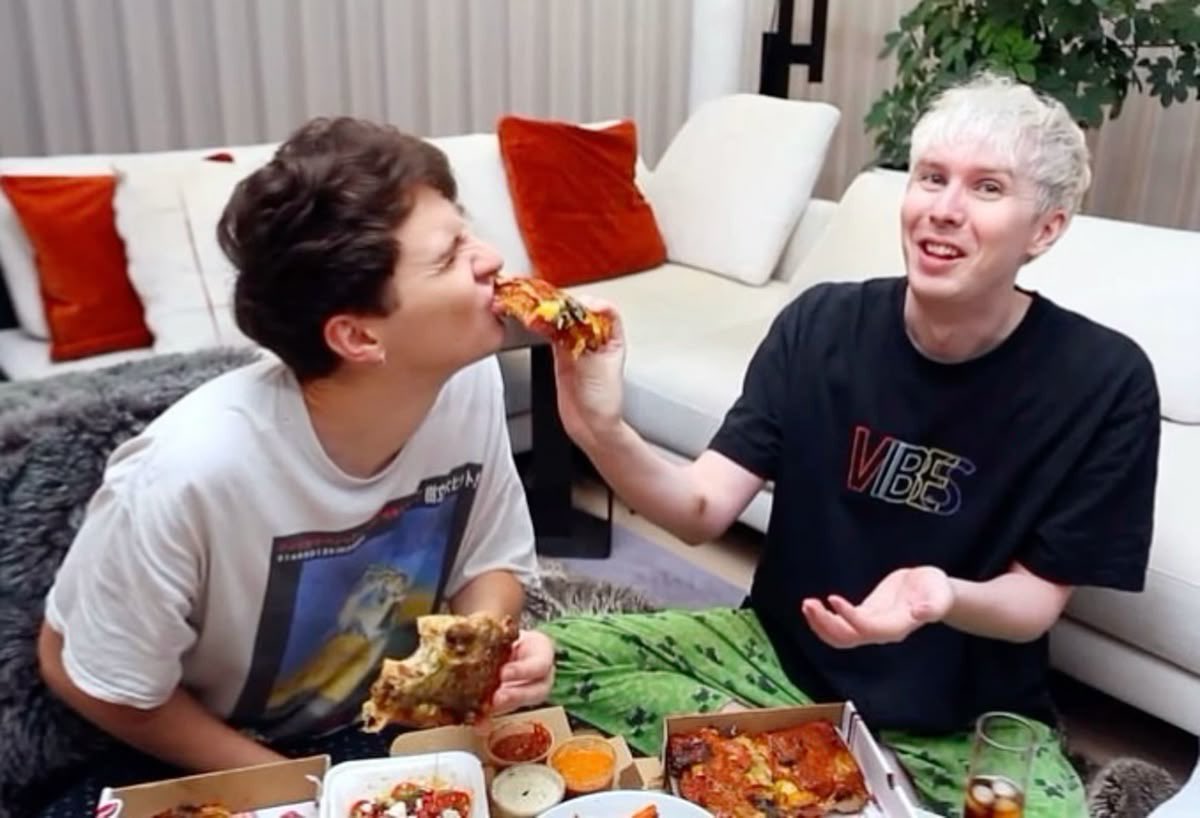 hardpheelings's tweet image. i’m sick and delirious so I have been collecting pics of dan and phil feeding each other do u guys care