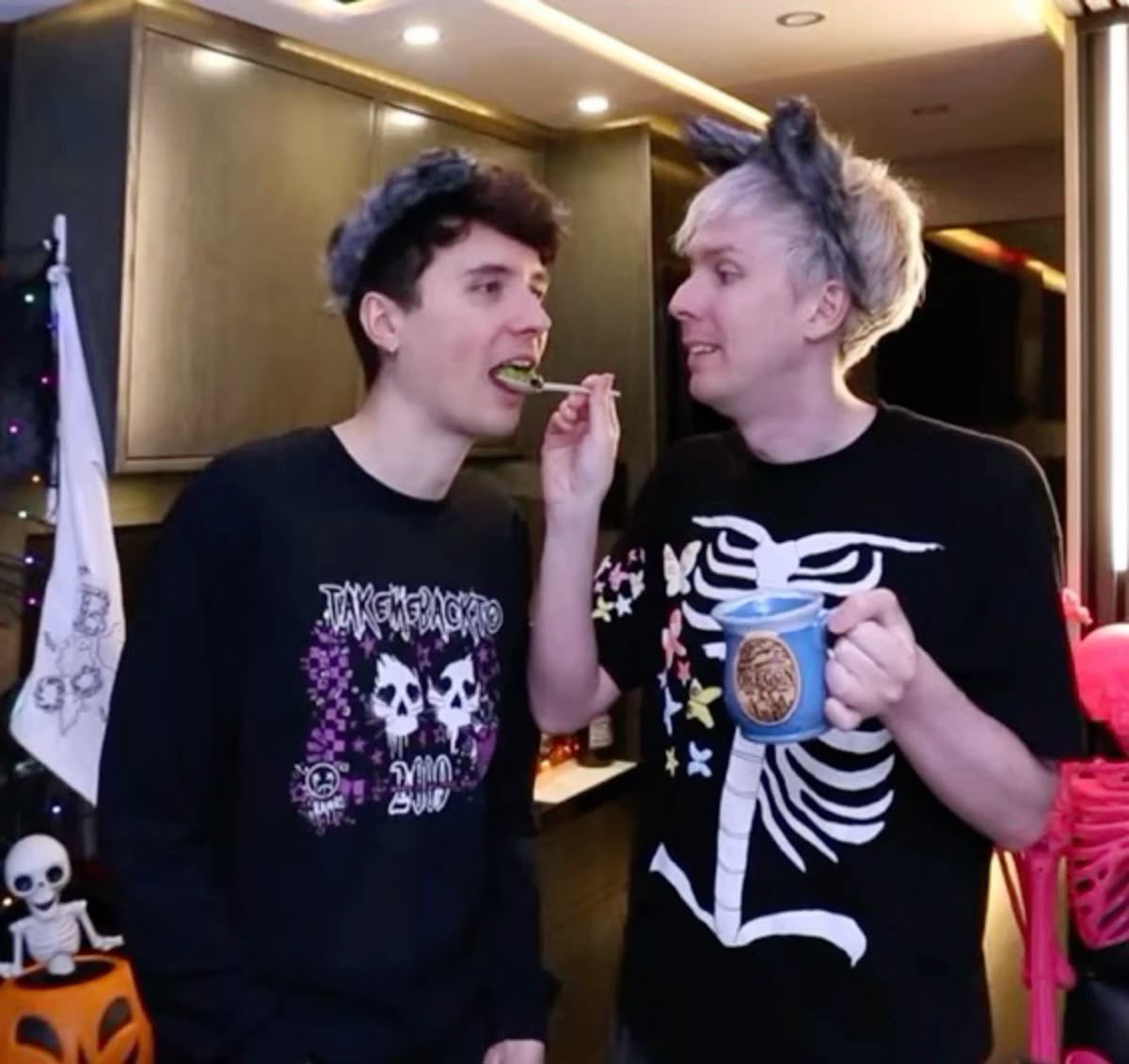 hardpheelings's tweet image. i’m sick and delirious so I have been collecting pics of dan and phil feeding each other do u guys care