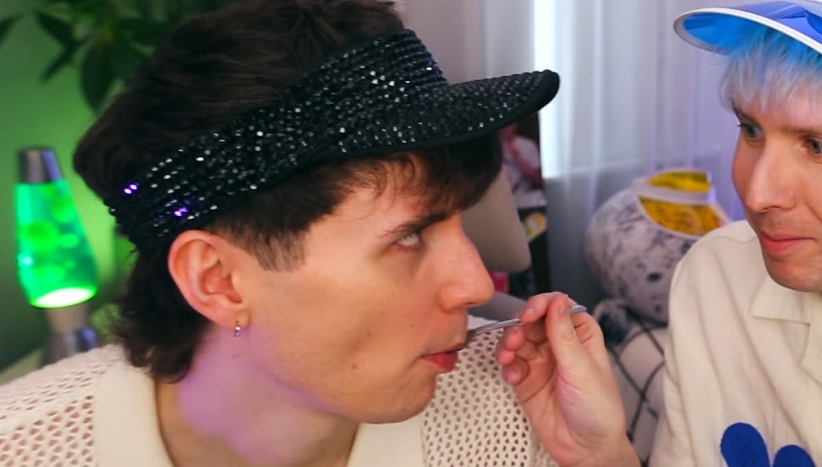hardpheelings's tweet image. i’m sick and delirious so I have been collecting pics of dan and phil feeding each other do u guys care