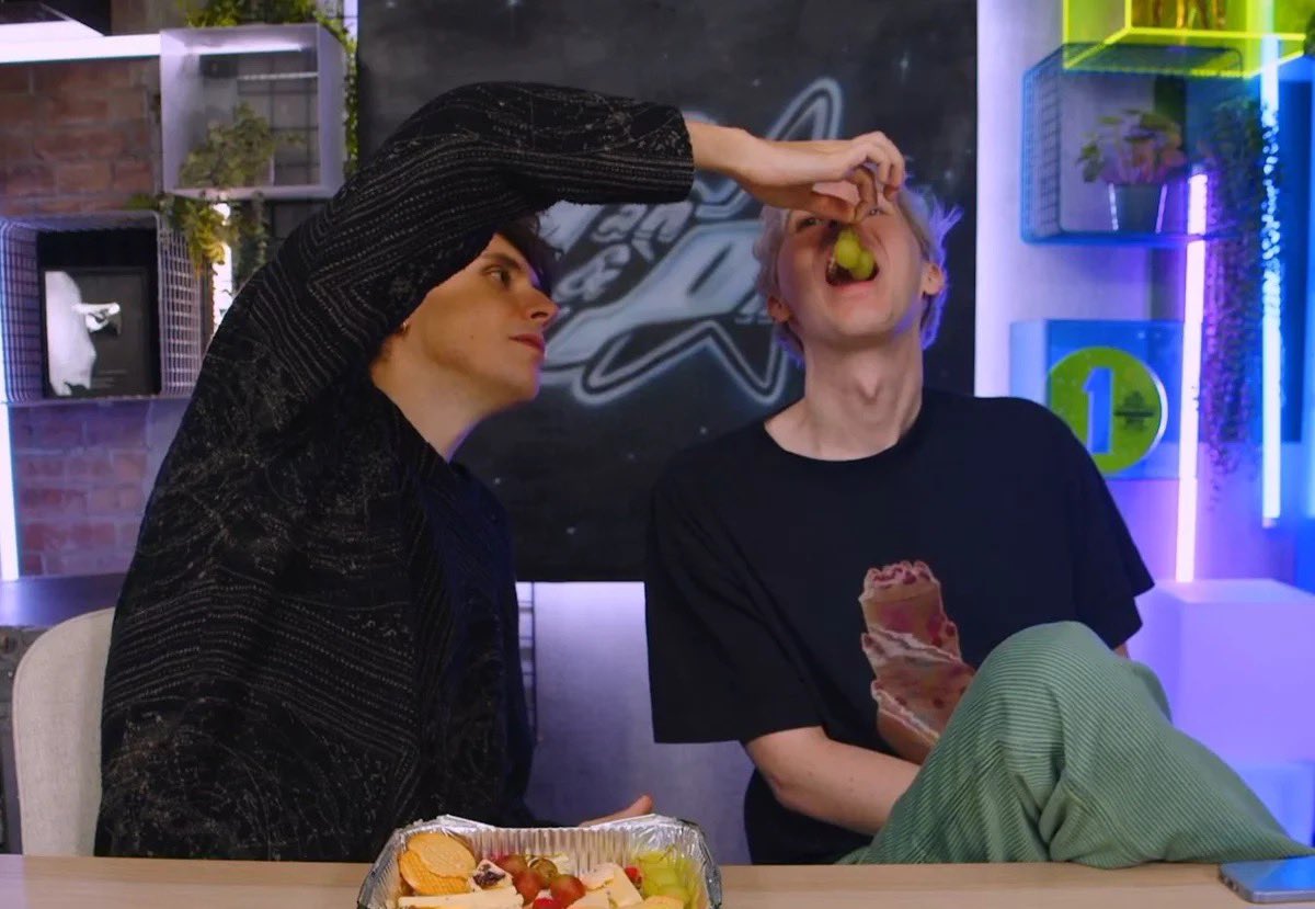 hardpheelings's tweet image. i’m sick and delirious so I have been collecting pics of dan and phil feeding each other do u guys care