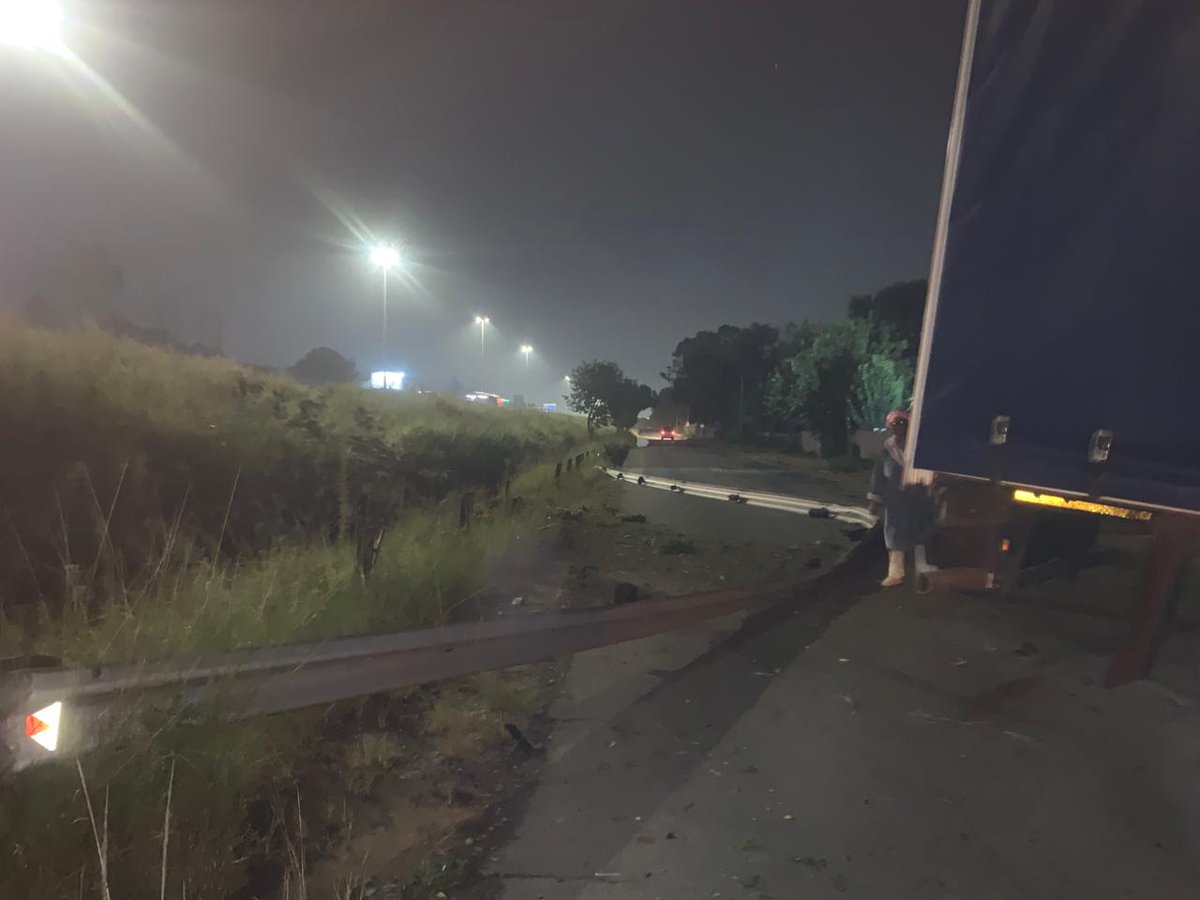 lnnocent191535's tweet image. 🚨 Old Pretoria main Rd (Kelvin) CLOSED between Northway &amp;amp; Southway. #Truck off the road.
 Avoid area, plan alternative route. 

#SaNationalTrafficUpdates 
 #GP #TrafficAlert