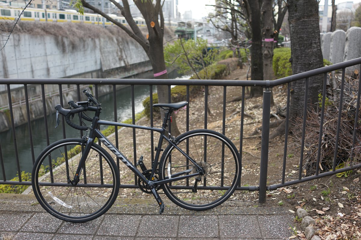 bringhappiness7's tweet photo. エントリーロードで秋葉原へ。都内の中距離はエントリーロード。10km以下の短距離と国内外の出張は、折り畳めるbirdyと使い分けている。移動するとまた違う思考が浮かぶので、移動も仕事の一部として位置づけている。 https://t.co/5RGQoolrW5