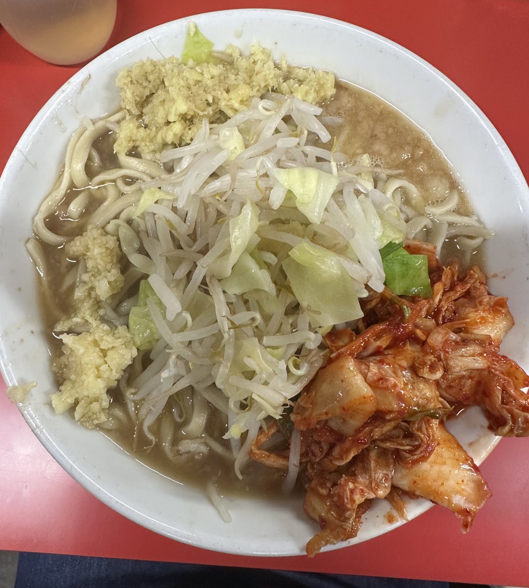 thxtcnbd's tweet photo. ラーメン二郎 仙台店2。
小、キムチ、生姜。

啜り心地抜群のつるつる太麺に、
パンチ溢れるスープが最高に合う！
サクサクの豚も絶品。
そして、キムチと生姜を投入して味変。
この鋭い刺激がアクセントになり、最後まで箸が止まらない。
五臓六腑に染み渡る至高の一杯。
ご馳走様でした。 https://t.co/zrfUqCCDim