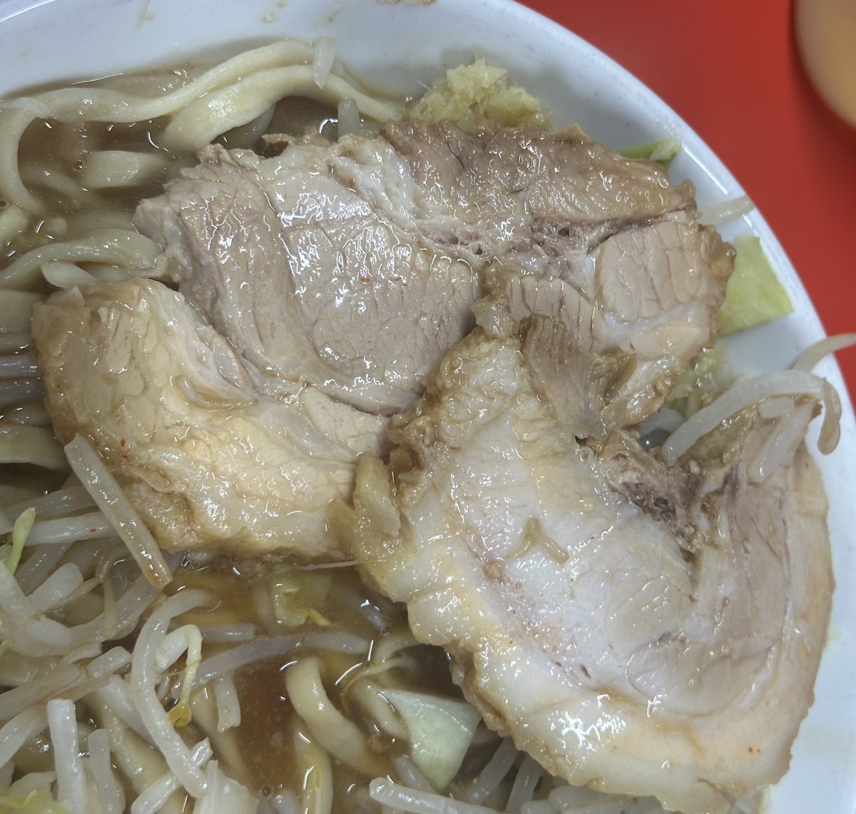 thxtcnbd's tweet photo. ラーメン二郎 仙台店2。
小、キムチ、生姜。

啜り心地抜群のつるつる太麺に、
パンチ溢れるスープが最高に合う！
サクサクの豚も絶品。
そして、キムチと生姜を投入して味変。
この鋭い刺激がアクセントになり、最後まで箸が止まらない。
五臓六腑に染み渡る至高の一杯。
ご馳走様でした。 https://t.co/zrfUqCCDim
