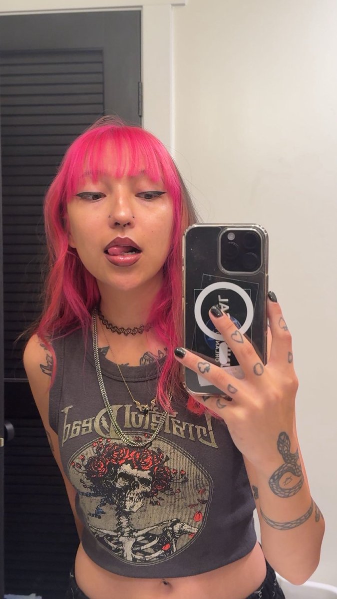 loserlys_'s tweet photo. i miss my pink hair:/ https://t.co/RCdi2ZaKl9