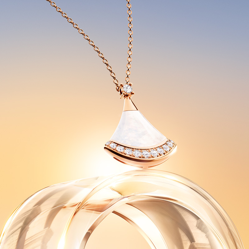 Bulgariofficial's tweet photo. 煌めくダイヤモンドをあしらった美しいディーヴァ ドリーム。永遠の都 ローマの光り輝くエッセンスを宿しています。