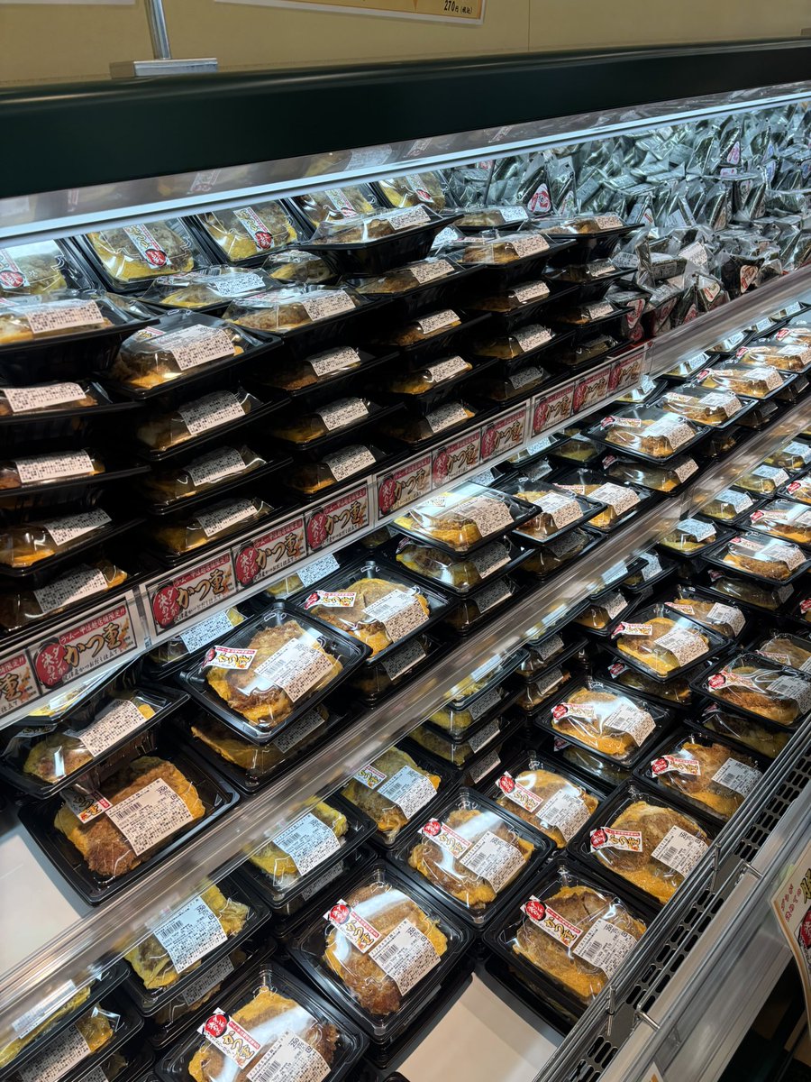 mm_ymns's tweet photo. ラ・ムー甲府徳行店さんへ行ってきました
オープン日という事で周辺道路が麻痺するほど混み合っていましたね
外では100円たこ焼きで1時間待ちの列が…
店内は200円前後のお弁当や30円のバケットなどなど色々と価格が壊れてました
YouTuberの100円娯楽さんもマイクパフォーマンスに精を出していました https://t.co/e58tNbCqpL