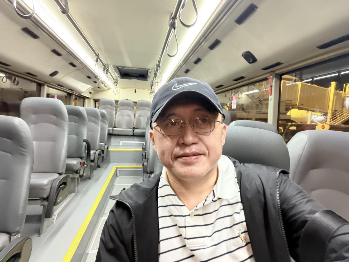 Here's Bong Go taking a selfie, while standing in a bus (that's probably not moving) with NO passengers, but still hanging on to the safety grab handle.

In the other selfie, he finally decides to sit.

Dear DDS, kailangan ba talaga kuhanan yan ng pic? 🤭