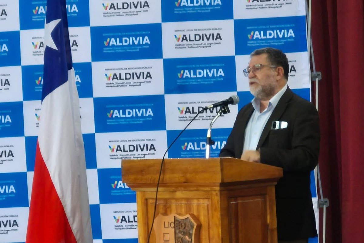 PORTALRADIO_'s tweet photo. #lanco En una ceremonia realizada en el Liceo Bicentenario Camilo Henríquez González de Lanco, el Servicio Local de Educación Pública de Valdivia inauguró el Año Escolar 2026 en la comuna, destacando su compromiso con fortalecer la educación pública de calidad en la provincia. https://t.co/4UmcsH4vk4
