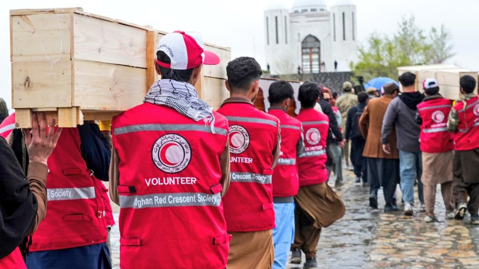 jezzsmith's tweet photo. After the bombing of a rehab centre in Kabul, @ARCSAfghanistan supported the search and rescue, transported survivors to health centres &amp; - what we often forget - helped retrieve &amp; bury those killed. All done by dedicated volunteers who are always ready to help! @BritishRedCross https://t.co/T43AWDTKiX