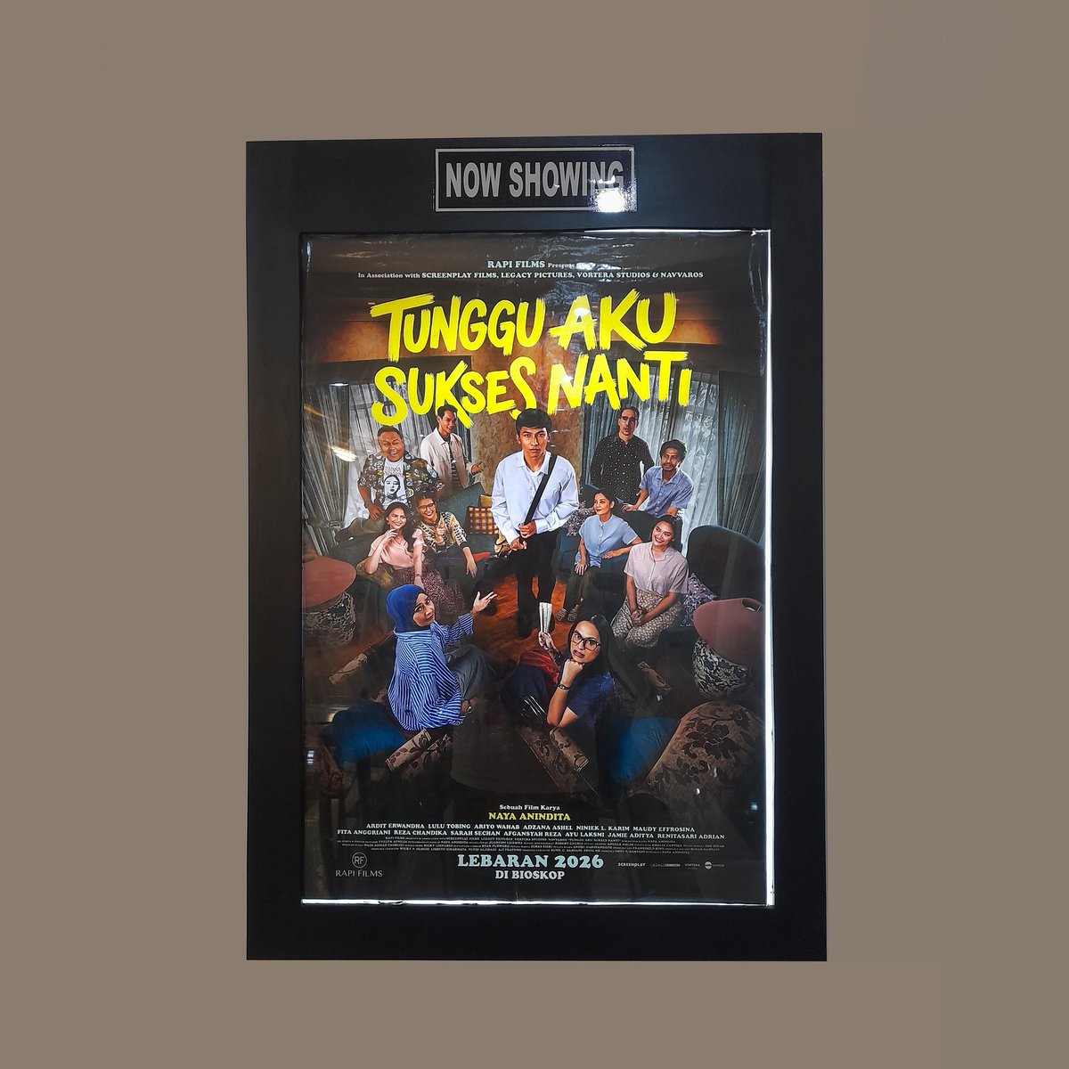 rizalakbarm_'s tweet photo. dulu ada jokes internet org lagi nanya di forum diskusi film; "saran film yg tokoh utamanya gagal terus dong?"
terus ada yg jwb; "rekam kehidupan lu terus tonton sendiri"

lalu di tahun 2026, anekdot getir nan menggelitik itu berhasil 'diangkat' lewat film tunggu aku sukses nanti https://t.co/J8wWbrg5TJ