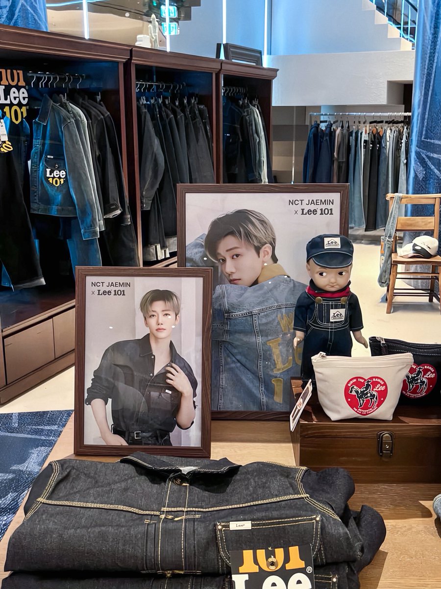 พิสาวไปเกาหลี เดินเจอ pop-up LEE ที่ซูวอน (-26/03) รูปน้องแจมินใหญ่เบิ้มมมากกกกกกกก สะดุดตา สะดุดหัวใจ ❤︎ สะใจที่สุด! ร้านจัดสไตล์วินเทจ สีน้ำตาล-น้ำเงิน สวยมากอะ ใครไปเกาหลีว่างๆ แวะไปได้เยยนะ มานฟินมาดอะ ขนาดเห็นแค่รูป >.<~♡

#JAEMINxLeeJeans