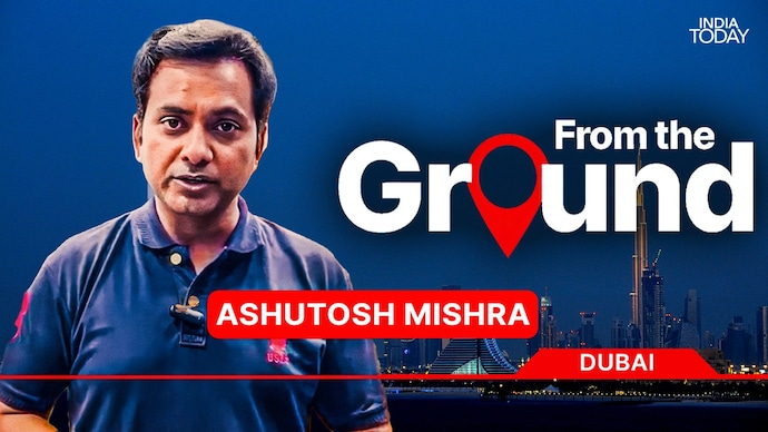 IndiaToday's tweet photo. 𝐅𝐫𝐨𝐦 𝐛𝐮𝐬𝐭𝐥𝐞 𝐭𝐨 𝐛𝐨𝐦𝐛𝐬: 𝐀 𝐰𝐞𝐞𝐤 𝐨𝐟 𝐫𝐞𝐩𝐨𝐫𝐭𝐢𝐧𝐠 𝐭𝐡𝐞 𝐔𝐒-𝐈𝐬𝐫𝐚𝐞𝐥-𝐈𝐫𝐚𝐧 𝐰𝐚𝐫 𝐟𝐫𝐨𝐦 𝐃𝐮𝐛𝐚𝐢

Read more: https://t.co/dGnD1FnJRn | @JournoAshutosh 

#IsraelIranWar #WestAsiaWar #GroundReports https://t.co/OEoIDiCYxH