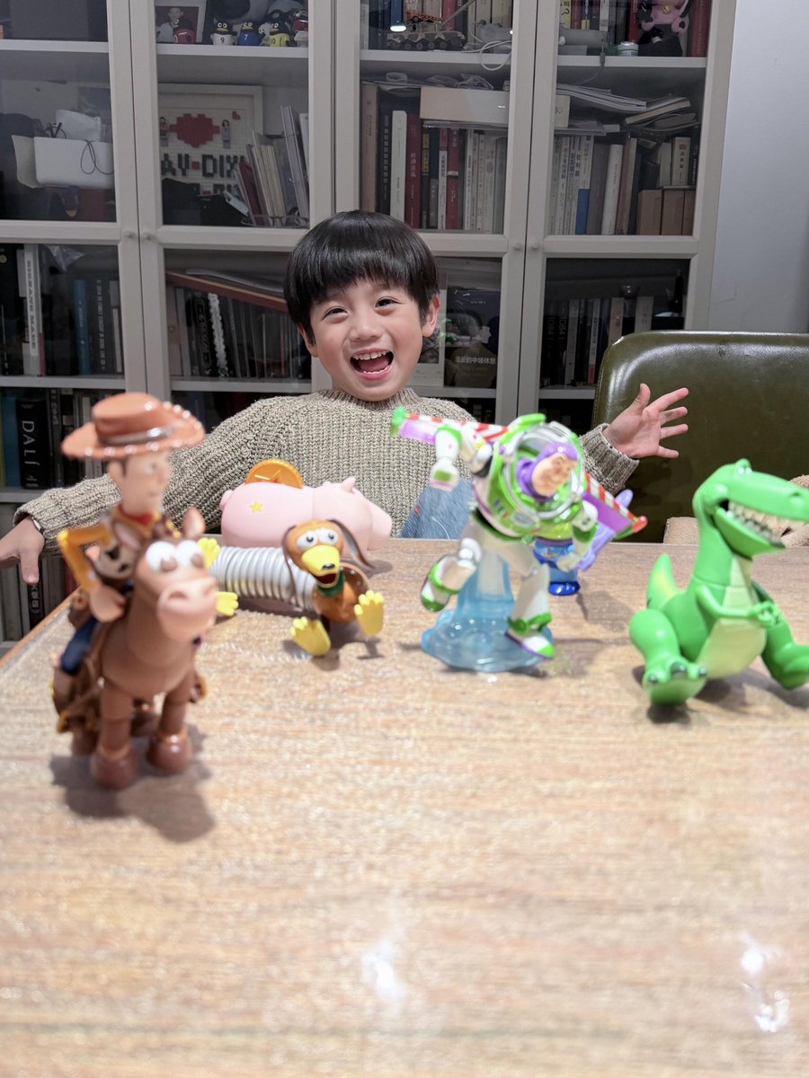 akkkchive's tweet photo. 승뢰가 허안이한테 토이스토리 장난감 선물해줫대 .. 
잠들 때도 껴안고 잔다는데 너무 기여움 ♡ https://t.co/Euwwz3xKxH