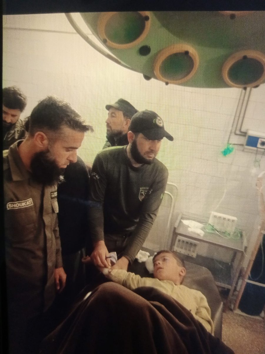 KPRescue1122's tweet photo. ریسکیو1122 خیبر

لنڈیکوتل میں بارش کے باعث کمرے کی چھت گرگئی 6 افراد ملبے تلے دب گئے
ریسکیو1122 کنٹرول روم کو اطلاع ملتے ہی امدادی ٹیمیں موقع کی جانب روانہ جہاں مقامی افراد اور ریسکیو1122 ٹیموں نے زخمیوں نکال کر ہسپتال منتقل کردیا جس میں ایک خاتون کی جانبحق ہونے کی تصدیق ہوگئی ہے https://t.co/aNjXY0Mspn