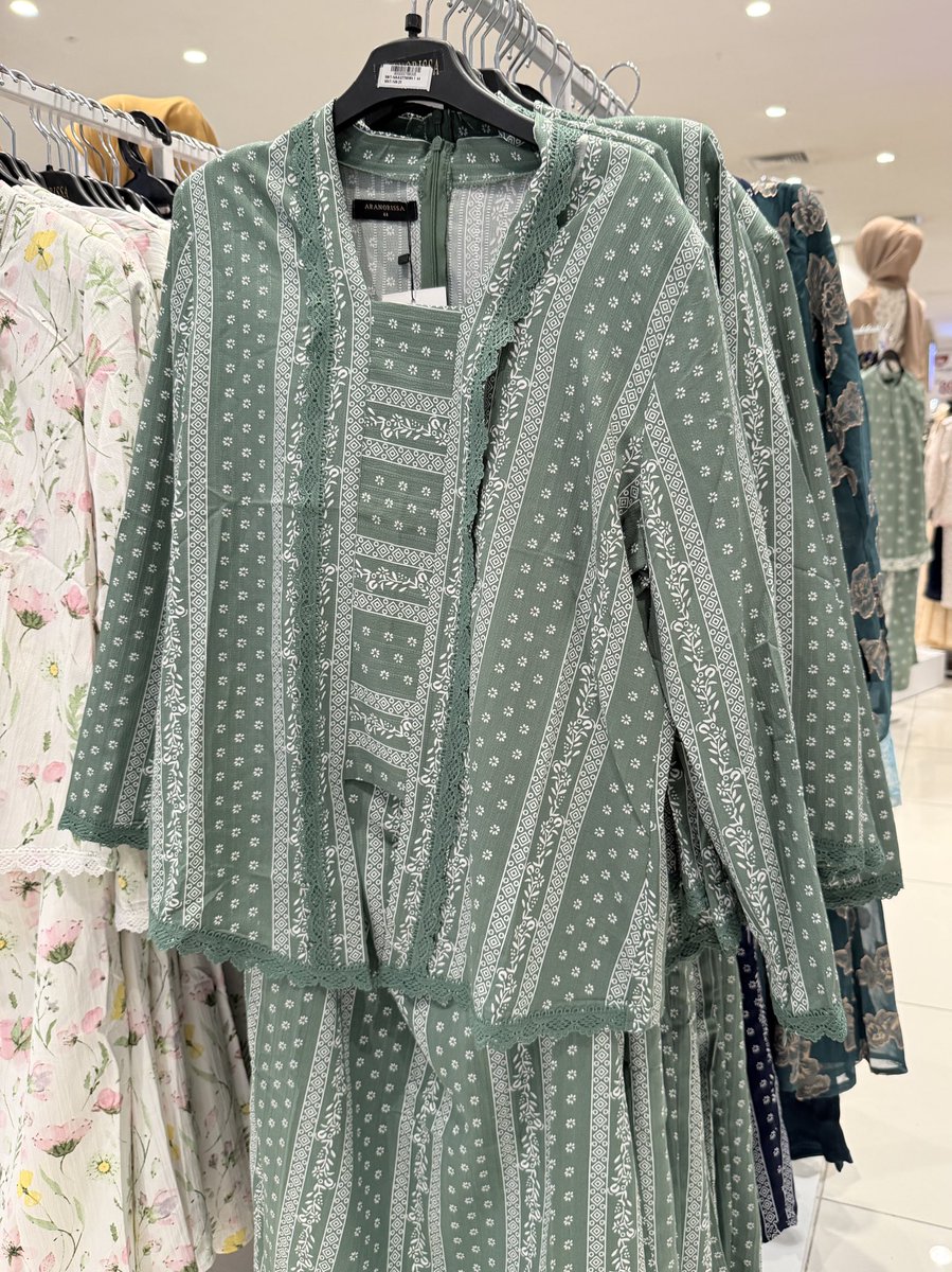 i know this baju kurung looks familiar when i saw it at the mall yesterday akhsjsj
