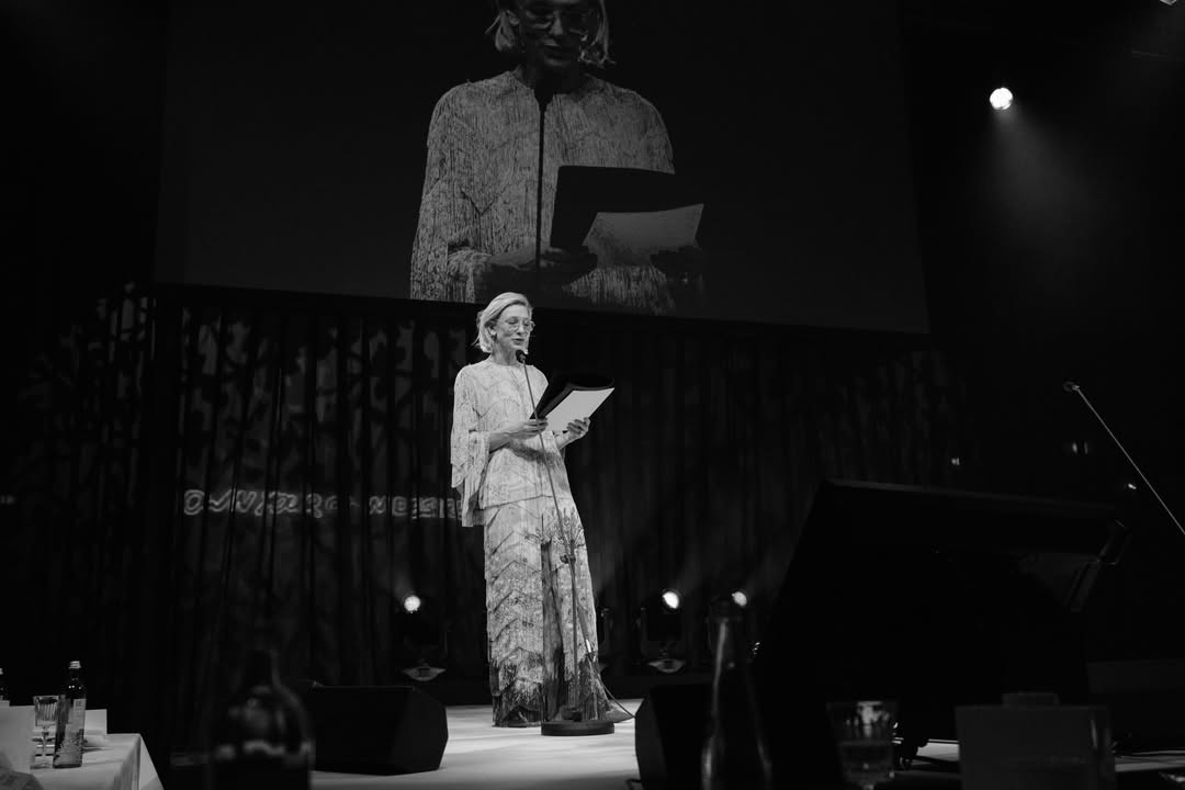 FanBlanchettCom's tweet photo. “Art is in constant dialogue with the eyes and souls of the people who perceive it, discuss it, remember it, who are influenced by it, who are enchanted by it, and who rebel against it. We cannot turn off art. We cannot silence art.”

Cate Blanchett at Hamburger Bahnhof Gala https://t.co/ALxEVEBKy5
