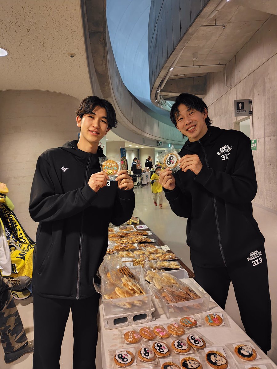 shio_mana's tweet image. #信州ブレイブウォリアーズ 🆚#鹿児島レブナイズ 出店終了🏀#3x3 の選手 #宮岡凪 君売り子してくれました✨ #武井弘明 #小宮山知紗 さん　#Hughパパ 写真ありがとうございます😊#須坂煎餅堂