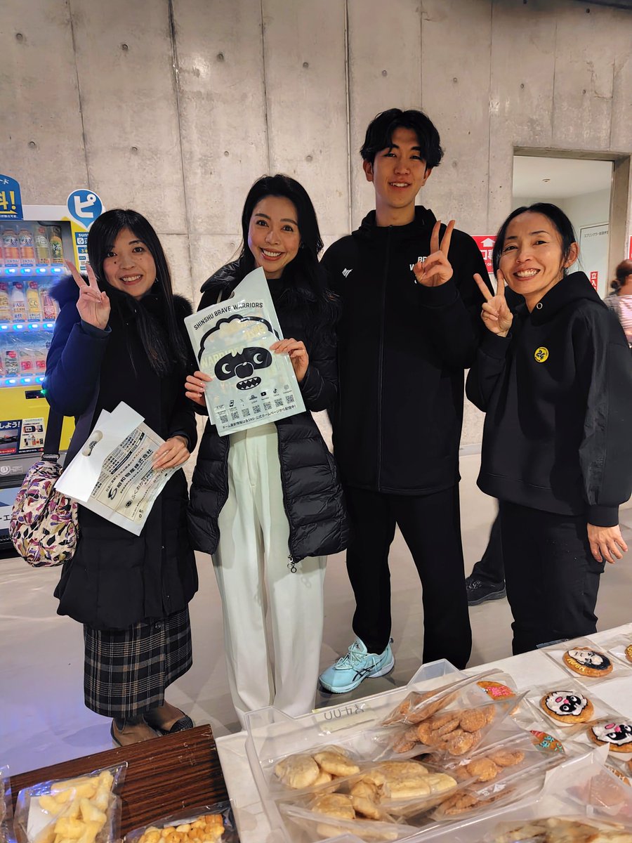 shio_mana's tweet image. #信州ブレイブウォリアーズ 🆚#鹿児島レブナイズ 出店終了🏀#3x3 の選手 #宮岡凪 君売り子してくれました✨ #武井弘明 #小宮山知紗 さん　#Hughパパ 写真ありがとうございます😊#須坂煎餅堂