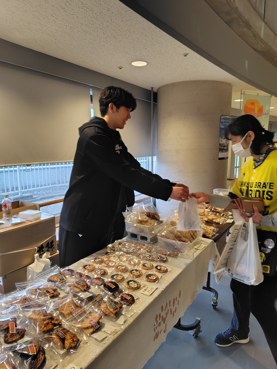 shio_mana's tweet image. #信州ブレイブウォリアーズ 🆚#鹿児島レブナイズ 出店終了🏀#3x3 の選手 #宮岡凪 君売り子してくれました✨ #武井弘明 #小宮山知紗 さん　#Hughパパ 写真ありがとうございます😊#須坂煎餅堂