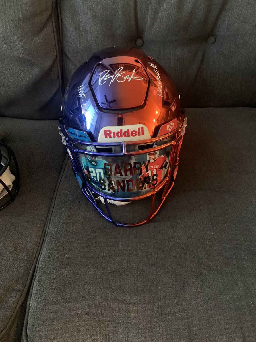 SeanVan36's tweet photo. HUUUUGE addition to the collection today 

Upgraded my Barry Sanders to this beast https://t.co/PU4pls2QXW
