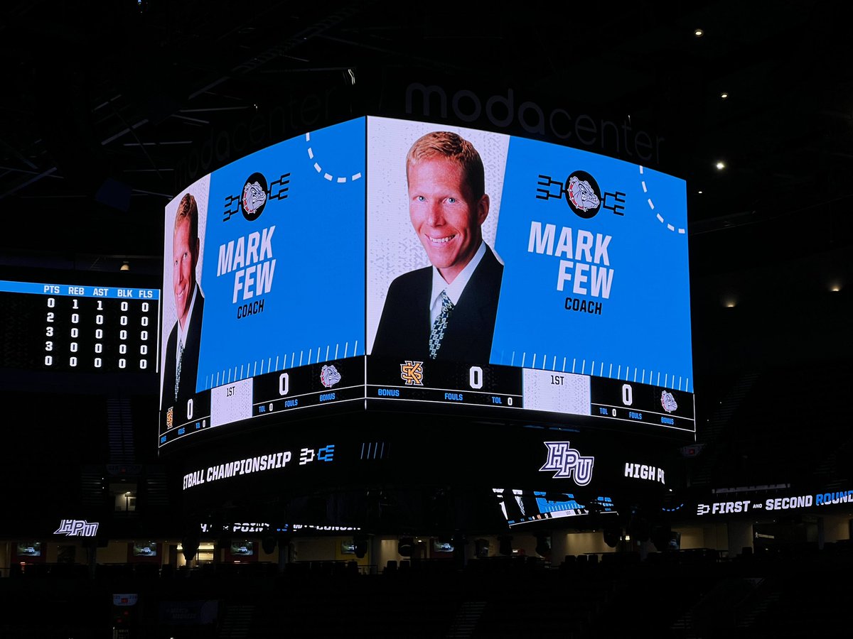 jackwallacetv's tweet image. The Moda Center using quite the throwback picture of Gonzaga’s Mark Few 😅

@kxly4news